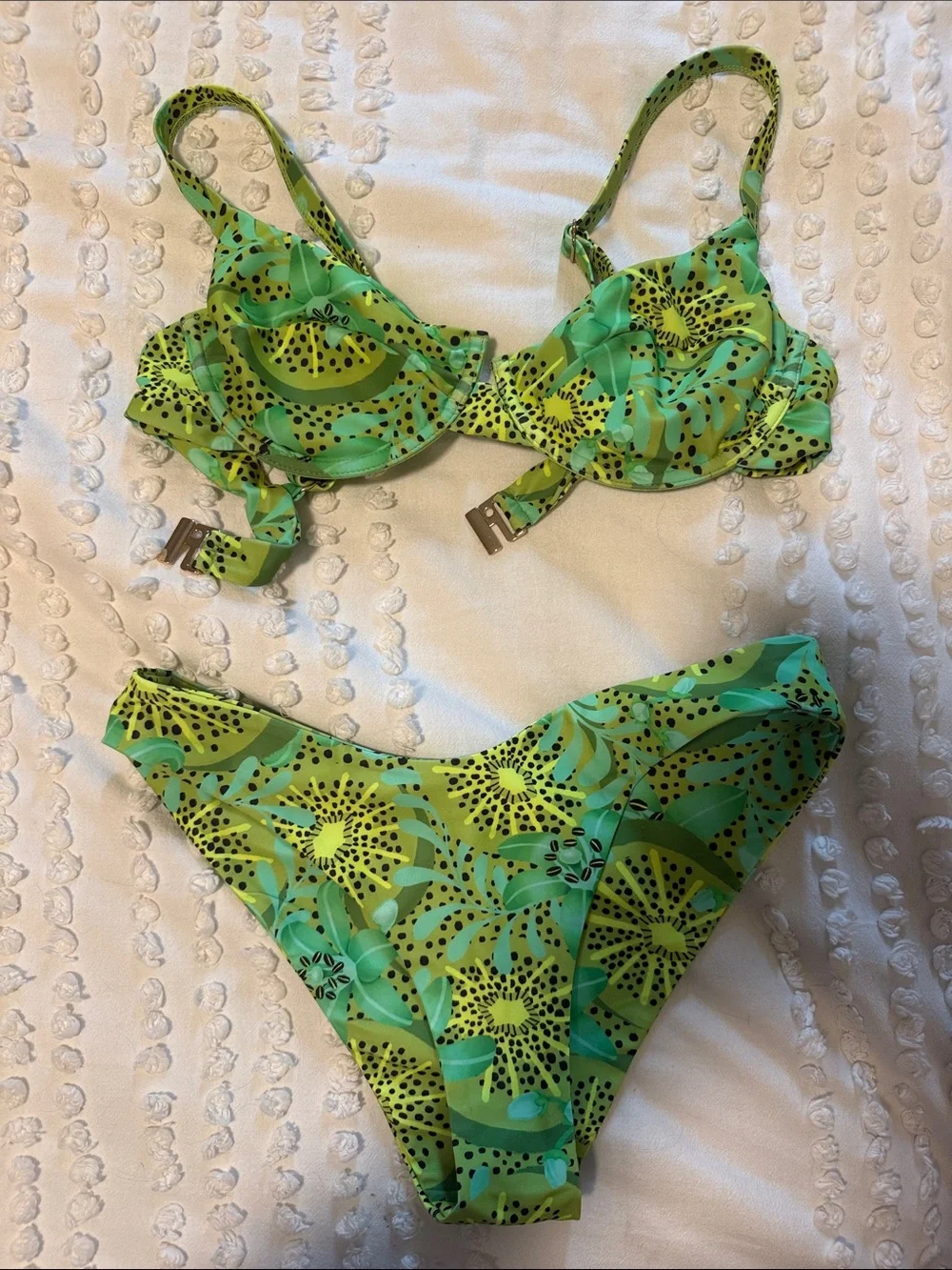 Studio Swim Kiwi Underwire Bikini Set with Adjustable Straps. Med top/small bott